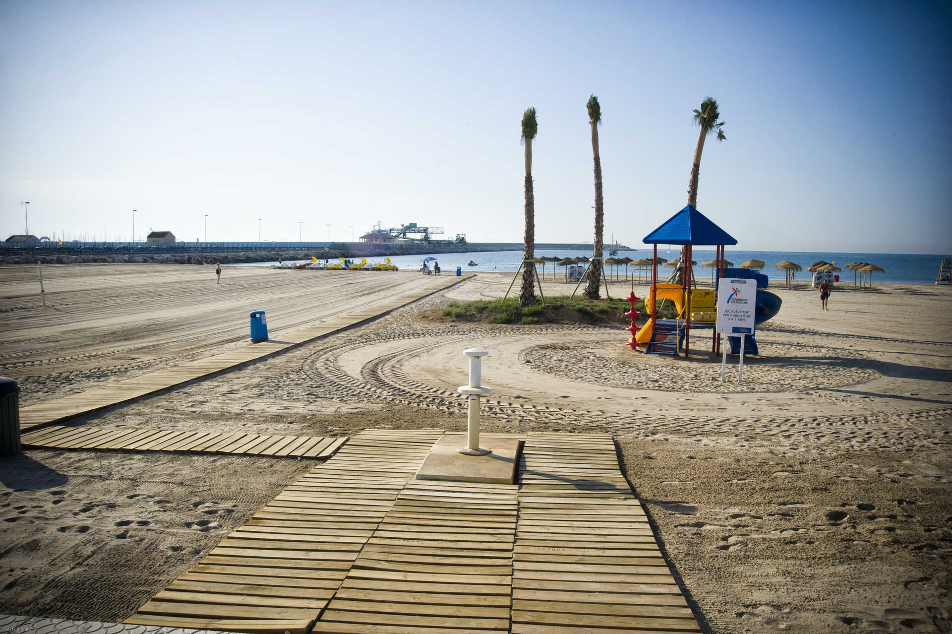 Playa de los Náufragos Torrevieja - vista aérea con arena dorada y aguas mediterráneas